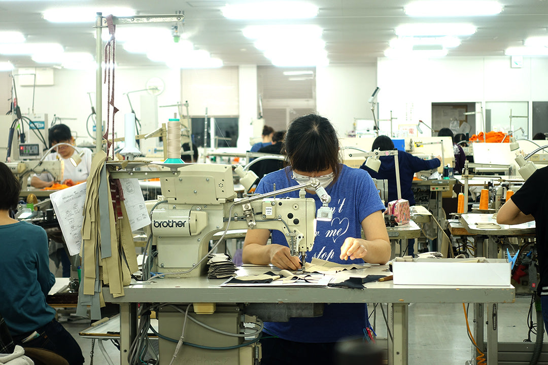 丸和繊維工業グループの青森工場で縫製に取り組む職人